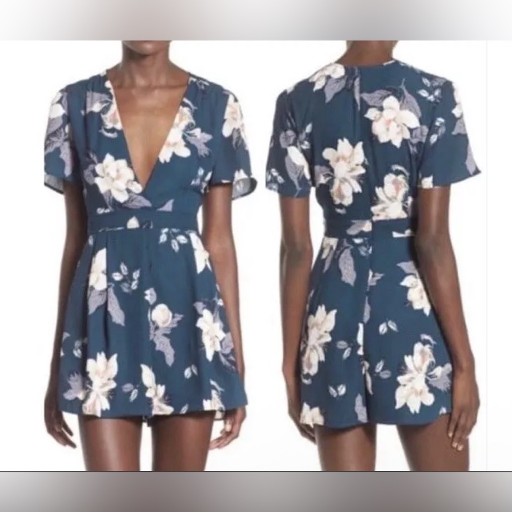 ASTR the Label Women’s Sz Small Hem Romper Jumpsuit Navy Floral Ruffle Party